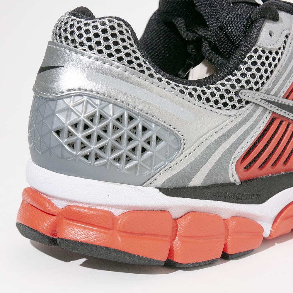 Close-up of the geometric heel cage and dual-density midsole on the Nike Zoom Vomero 5 for stability and comfort.