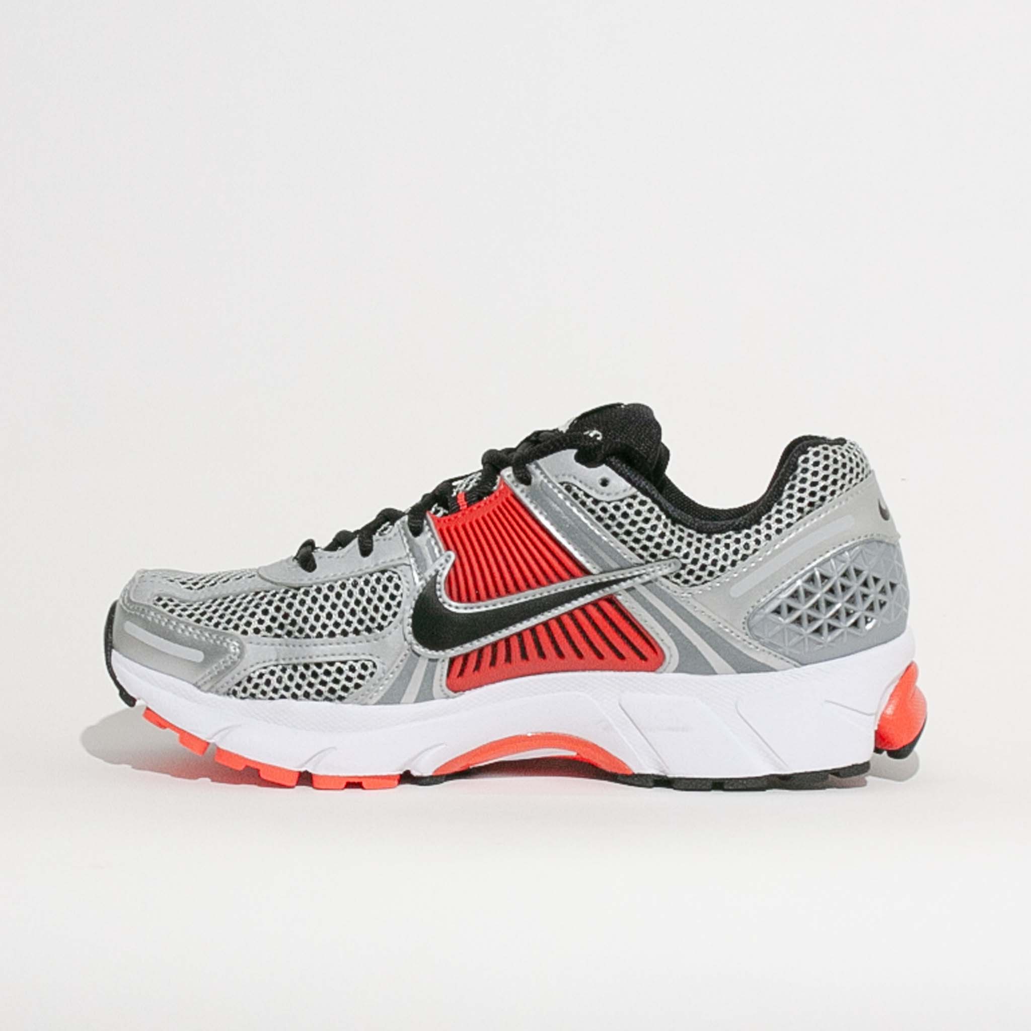 Lateral view of Nike Zoom Vomero 5 showcasing mesh and synthetic overlays with Zoom cushioning for everyday comfort.